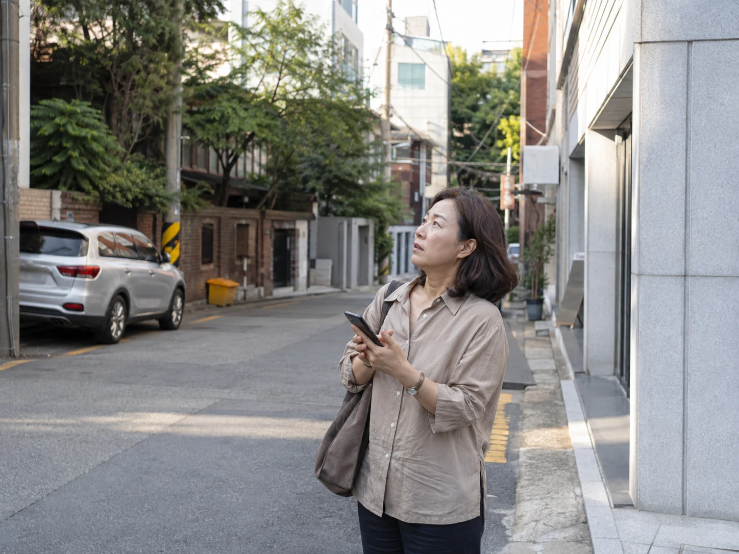 야간 시간대 피부과 정보를 비교하는 모습